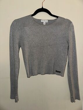 Calvin Klein Jeans Women's Light Gray Ribbed Long Sleeve Crop Top